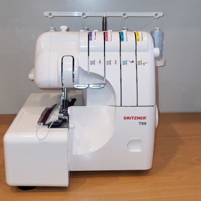 Gebrauchte Gritzner Overlock 788 mit LED-Lampe + 5 Bonusfüßen + Overlock-Nähbuch